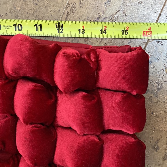 Red velvet cushion - Picture 6 of 7